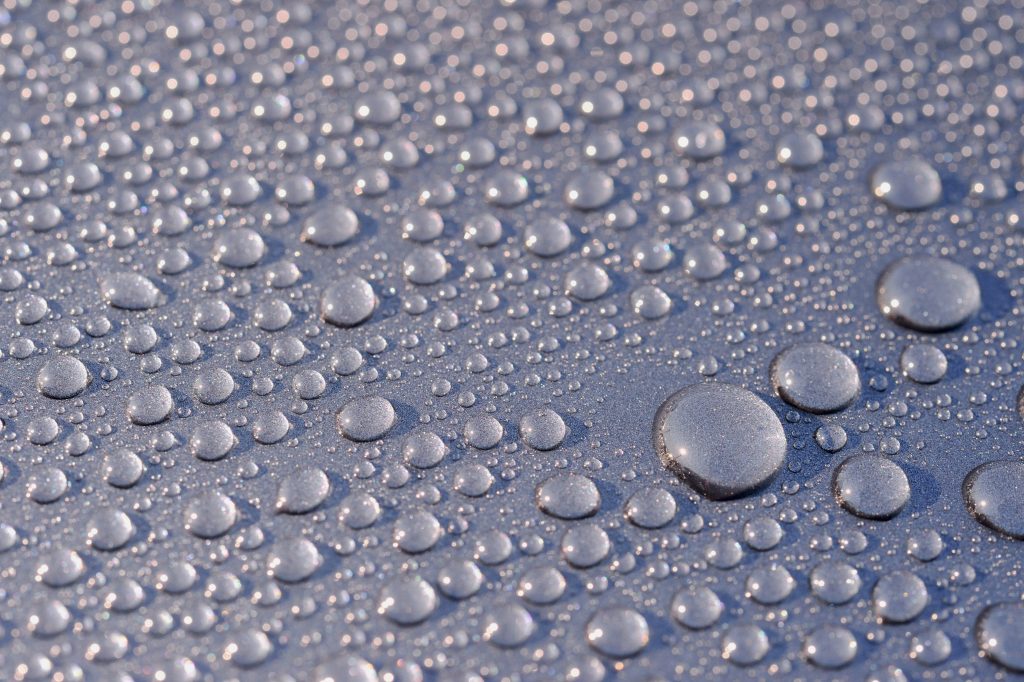 Auton pinnalla pisaroiva vesi - SilCar pinnoitteet